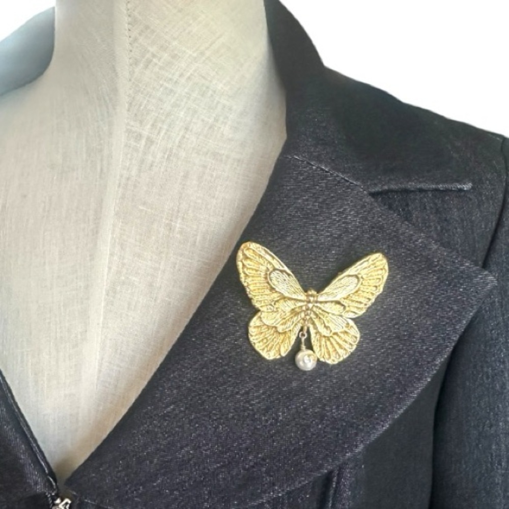 DIOR Beautiful Gold Butterfly Brooch with Pearl Logo Detail